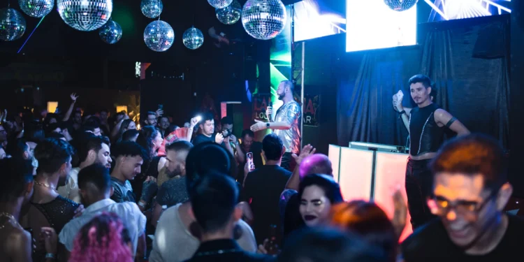 Lanterna Lounge Bar celebra 17 anos com “The Golden Party”, baile com 12 DJs, mega decoração e propósito social em Palmas