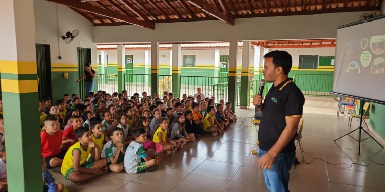 Reciclagem é tema de palestra a alunos da Escola Municipal Luzia Tavares