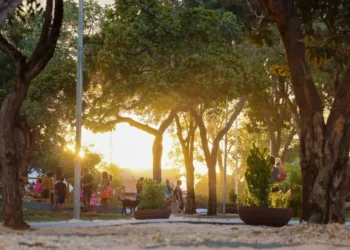 Prefeitura Presente: Mães comemoram praça na Arse 132 após anos vendo filhos brincarem nas ruas