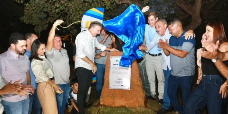 Prefeito Eduardo Siqueira Campos inaugura praça na Arso 41