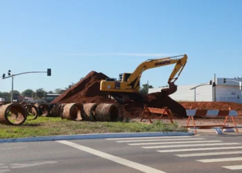 Prefeitura orienta moradores sobre desvio de tráfego em obras no cruzamento da avenida LO 21 com a Teotônio Segurado