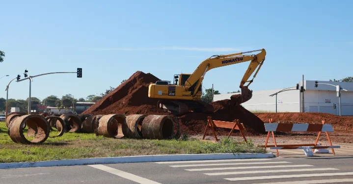 Prefeitura orienta moradores sobre desvio de tráfego em obras no cruzamento da avenida LO 21 com a Teotônio Segurado