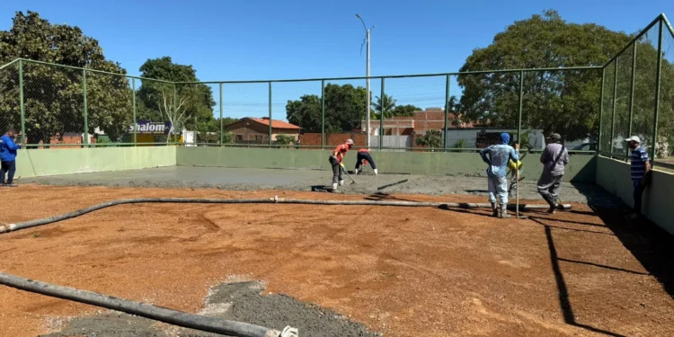 Prefeitura de Paraíso retoma obras da quadra poliesportiva do setor Milena