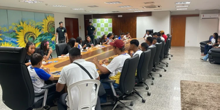 Educação Legislativa: estudantes de Formoso do Araguaia fazem Visita Guiada à Assembleia