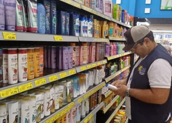Em ação no comércio, os técnicos da Agência verificam se o produto ostenta o Selo de Identificação Inmetro na embalagem - Foto: Brenda Ramos/Governo do Tocantins