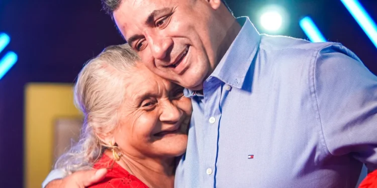 João Alberto abraça as mães de Tocantinia