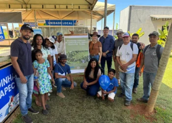Estudantes e produtores rurais recebem orientação de técnico da Adapec no estande da Agrotins - Foto - Cristânia Barbosa / Governo do Tocantins