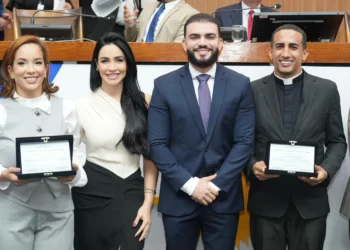 Léo Barbosa homenageia padre José Ney e empresária Taíze Amaral durante sessão solene pelos 36 anos de Palmas