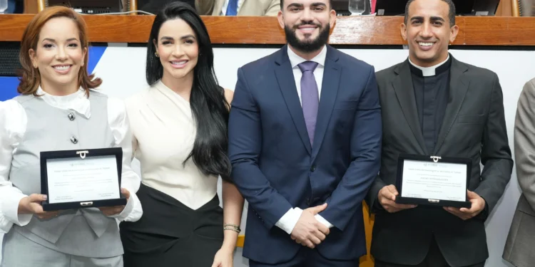 Léo Barbosa homenageia padre José Ney e empresária Taíze Amaral durante sessão solene pelos 36 anos de Palmas