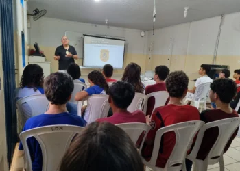 Grande números de adolescentes participou da palestra