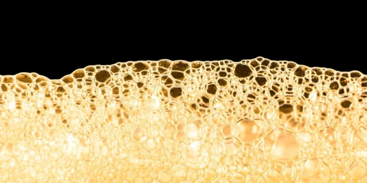 Alterações na urina, como a presença de espuma, podem indicar mau funcionamento dos rins crédito: FreePik