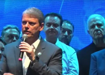 O governador de São Paulo, Tarcísio de Freitas (Republicanos), discursa em evento na capital paulista • Progressistas/Reprodução