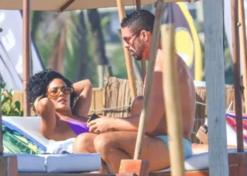 Cauã Reymond e Bella Campos filmam cena de "Vale Tudo" na praia • Fabrício Pioyani/Agnews