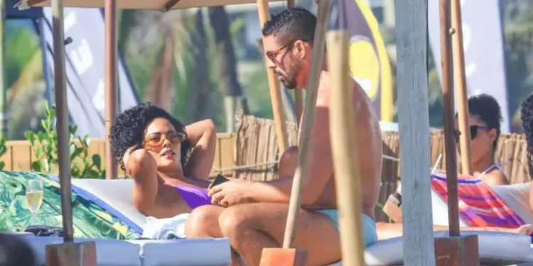 Cauã Reymond e Bella Campos filmam cena de "Vale Tudo" na praia • Fabrício Pioyani/Agnews