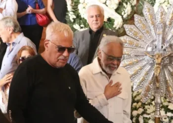 Danilo Caymmi e Gilberto Gil se despedem de Nana Caymmi • Rogério Fidalgo/AGNews