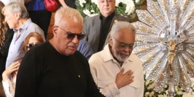 Danilo Caymmi e Gilberto Gil se despedem de Nana Caymmi • Rogério Fidalgo/AGNews