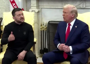 Donald Trump e Volodymyr Zelensky nos Estados Unidos. • Reprodução/Reuters