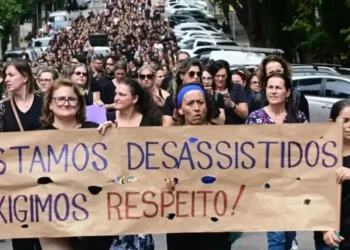 Legenda da foto, Em Caxias do Sul e São Paulo, professores, alunos e familiares lidam com trauma e tentam retomar a rotina após atentados violentos em escolas — Foto: Gabriel Lain/Sindiserv/BBC