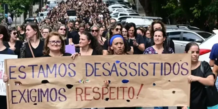 Legenda da foto, Em Caxias do Sul e São Paulo, professores, alunos e familiares lidam com trauma e tentam retomar a rotina após atentados violentos em escolas — Foto: Gabriel Lain/Sindiserv/BBC