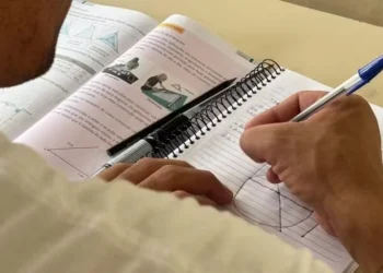 Aluno estuda para o Encceja — Foto: Divulgação