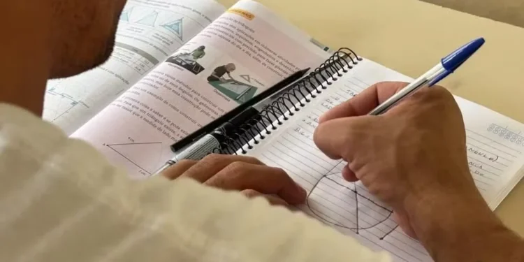 Aluno estuda para o Encceja — Foto: Divulgação