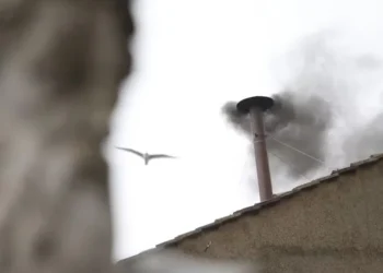 13 de março de 2013 - Fumaça preta mostra que cardeais não chegaram a uma decisão sobre o novo papa — Foto: Tony Gentile/Reuters
