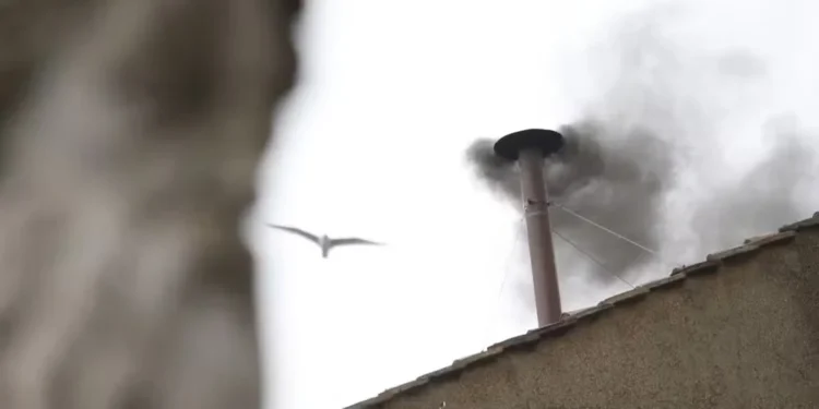 13 de março de 2013 - Fumaça preta mostra que cardeais não chegaram a uma decisão sobre o novo papa — Foto: Tony Gentile/Reuters