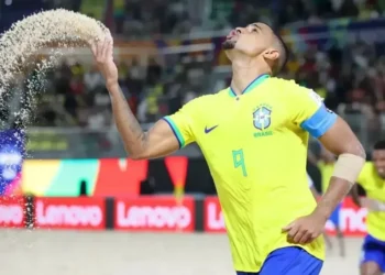 Rodrigo comemora o gol que abriu o placar entre Brasil e El Salvador pela Copa do Mundo de futebol de areia • Reprodução/Fifa