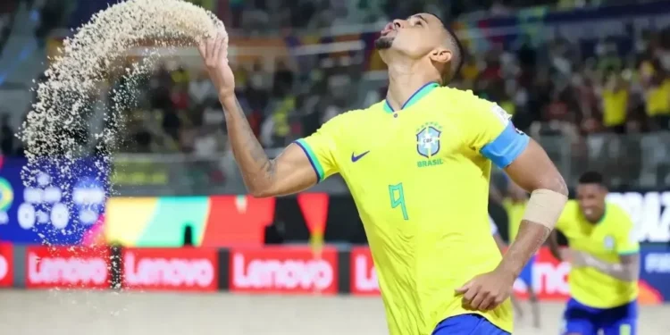 Rodrigo comemora o gol que abriu o placar entre Brasil e El Salvador pela Copa do Mundo de futebol de areia • Reprodução/Fifa