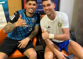 Erison, do Kawasaki Frontale, bateu papo com Cristiano Ronaldo após o jogo — Foto: Arquivo Pessoal