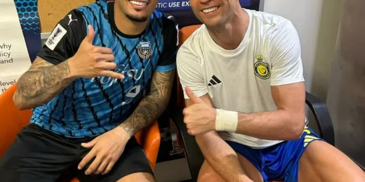 Erison, do Kawasaki Frontale, bateu papo com Cristiano Ronaldo após o jogo — Foto: Arquivo Pessoal