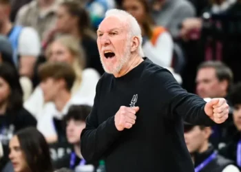 Gregg Popovich em ação pelo San Antonio Spurs — Foto: Alex Goodlett/Getty Images