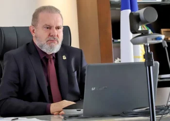 Carlesse reage à divulgação de que PC indiciou ele e mais 25 por supostos desvios de R$ 10 mi: “Governo tenta atingir minha honra e imagem”, diz