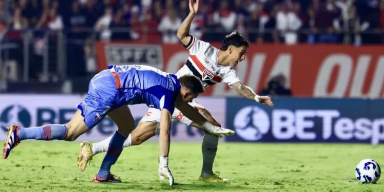 Lance do pênalti em Ferreirinha em São Paulo x Fortaleza • MARCELLO ZAMBRANA/AGIF - AGÊNCIA DE FOTOGRAFIA/AGIF - AGÊNCIA DE FOTOGRAFIA/ESTADÃO CONTEÚDO