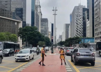 Agentes de trânsito atuam em cruzamento com semáforos apagados na Avenida Paulista • Camila Ancona/CNN
