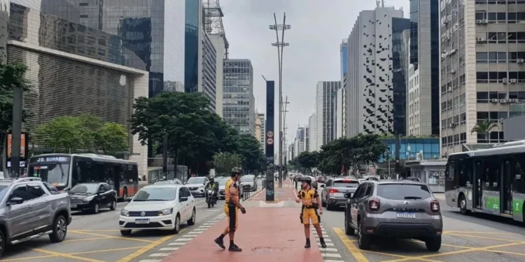 Agentes de trânsito atuam em cruzamento com semáforos apagados na Avenida Paulista • Camila Ancona/CNN