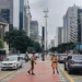 Agentes de trânsito atuam em cruzamento com semáforos apagados na Avenida Paulista • Camila Ancona/CNN