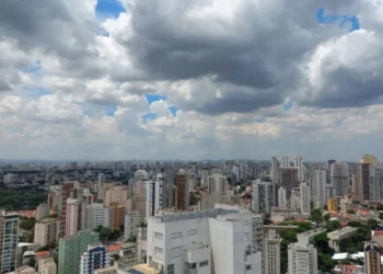 "Efeito cebola" aumenta e abaixa as temperaturas no Brasil. • Alan Cardoso