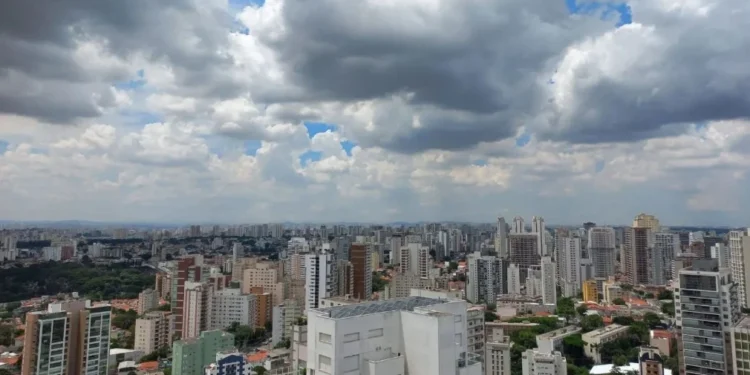 "Efeito cebola" aumenta e abaixa as temperaturas no Brasil. • Alan Cardoso