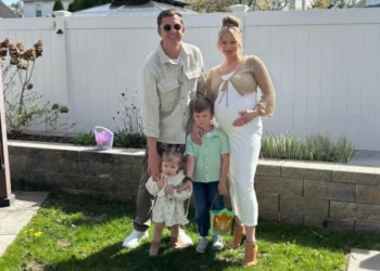 Kelly Spill, 33, com o marido e os dois filhos • Courtesy Kelly Spill via CNN Newsource