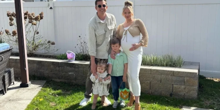 Kelly Spill, 33, com o marido e os dois filhos • Courtesy Kelly Spill via CNN Newsource