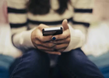 Adolescentes do Reino Unido com problemas de saúde mental relataram passar mais tempo nas redes sociais do que aqueles sem problemas de saúde mental, segundo estudo • The Good Brigade/GettyImages