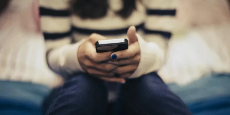 Adolescentes do Reino Unido com problemas de saúde mental relataram passar mais tempo nas redes sociais do que aqueles sem problemas de saúde mental, segundo estudo • The Good Brigade/GettyImages