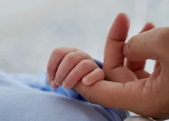 O vírus sincicial respiratório (VSR) é a principal causa de internação em crianças no mundo • David Espejo/GettyImages