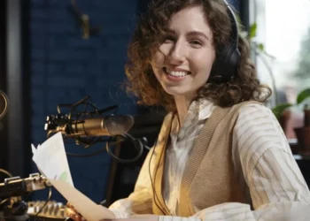 Futuro dos podcasts está intrinsecamente ligado ao inglês • Freepik