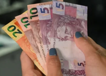 Feriado do Dia do Trabalhador afeta o calendário; saiba até quando o salário deve ser depositado • Reprodução