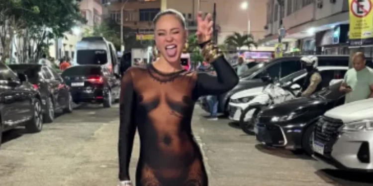 Paolla Oliveira vai a show de Lady Gaga com vestido que imita corpo nu