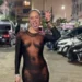 Paolla Oliveira vai a show de Lady Gaga com vestido que imita corpo nu