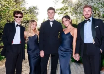 Victoria Beckham compartilhou uma foto da família reunida para o aniversário de 50 anos de David Beckham; Brooklyn Beckham não está no registro • Instagram/Victoria Beckham
