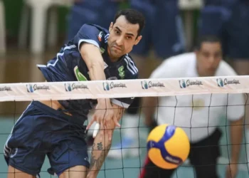 Douglas Souza ataca durante jogo do Cruzeiro nesta Superliga — Foto: Agência i7/Sada Cruzeiro